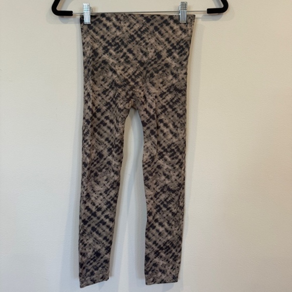 SPANX Seamless Capri Leggings Gray Black Abstract Tie Dye